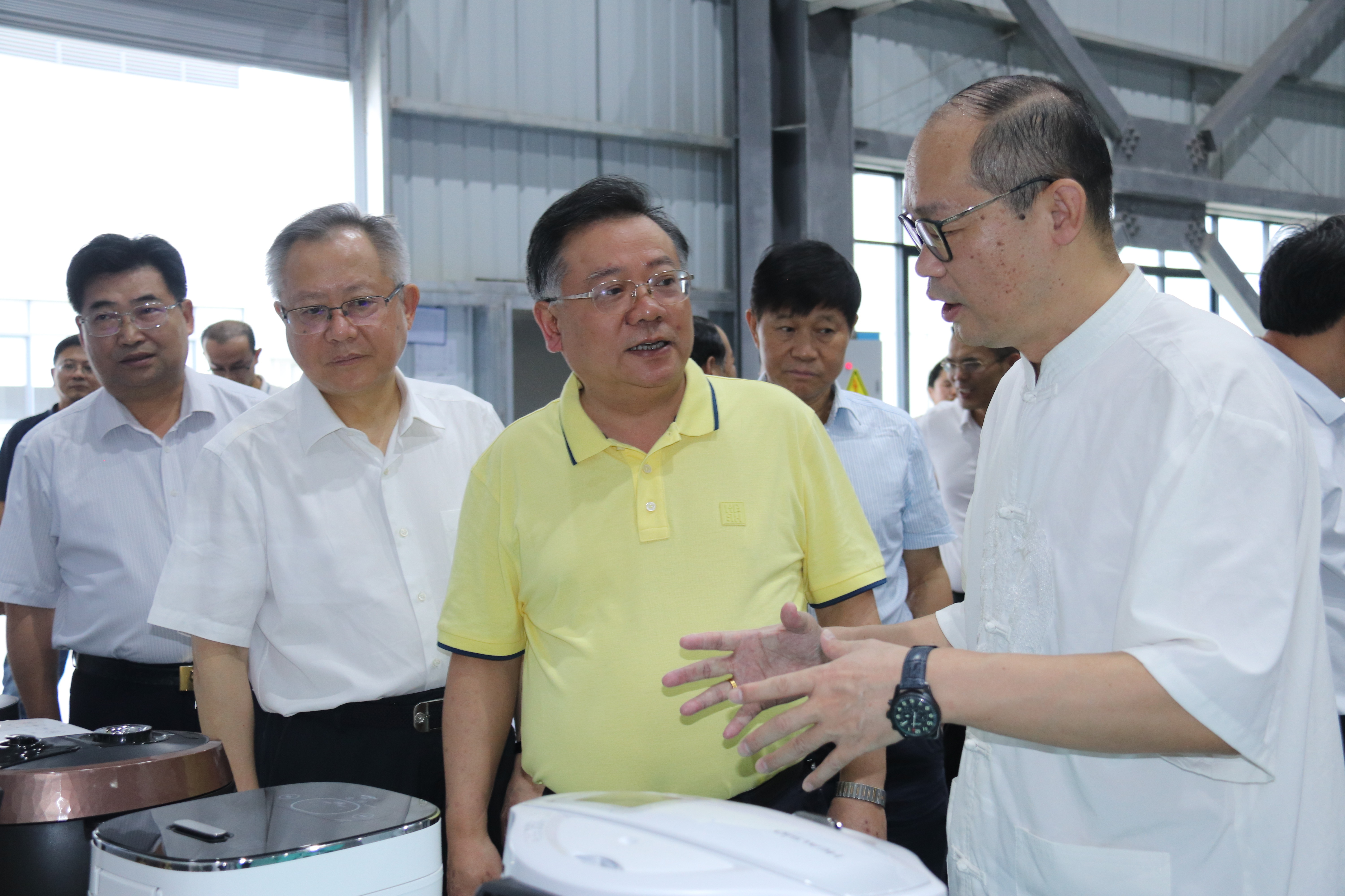 湖南省政協(xié)黨組成員、副主席易鵬飛等省政協(xié)赴邵陽(yáng)經(jīng)開(kāi)區(qū)拓浦精工產(chǎn)業(yè)項(xiàng)目調(diào)研團(tuán)一行